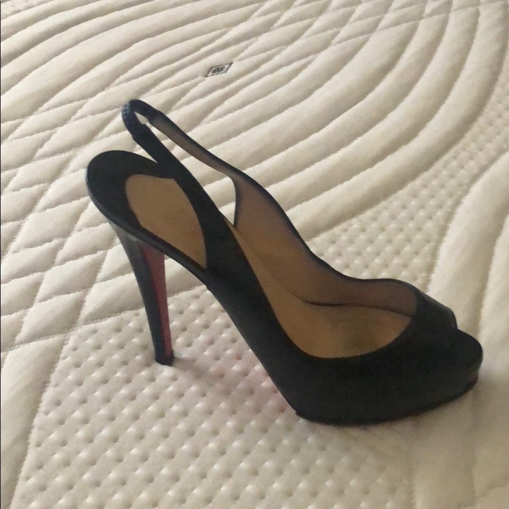 size 37 1/2- only worn twice!!bottoms were fixed.